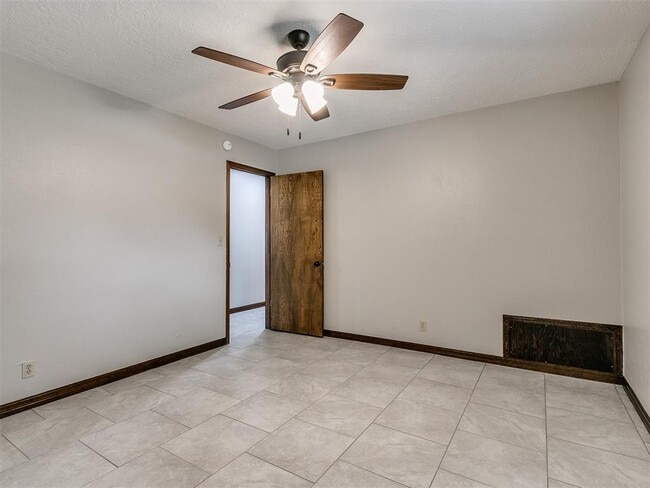 Building Photo - 1213 Westbrooke Terrace