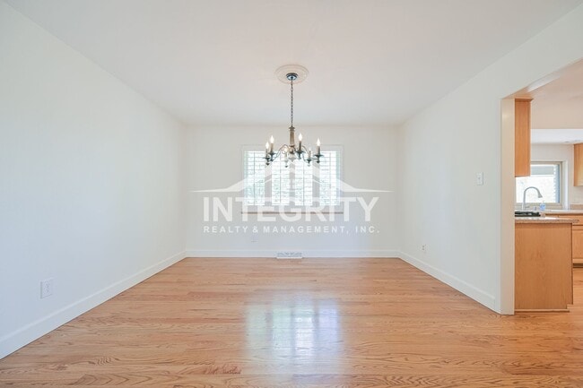 Building Photo - 5051 W Portland Dr