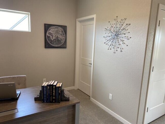 Building Photo - Flying Horse Luxury 4 Bed Townhouse with Mt. Views