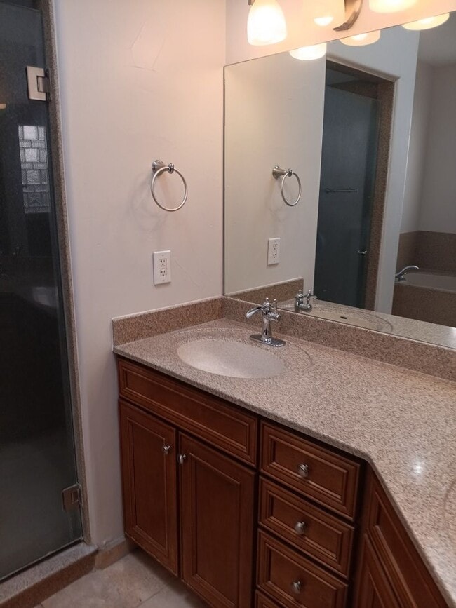 Building Photo - 3 Bedroom, 2 Bathroom! Lovely Home!