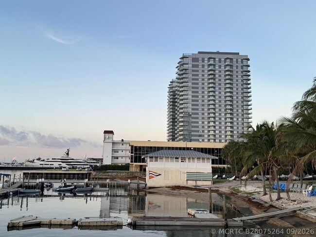 Building Photo - 4700 N Flagler Dr