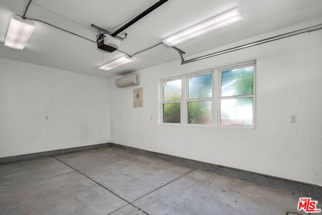 Building Photo - 854 25th St