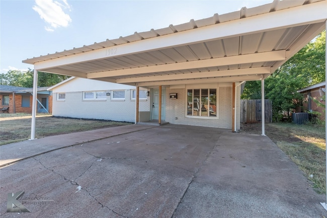 Building Photo - Charming 3 bedroom 2 bathroom