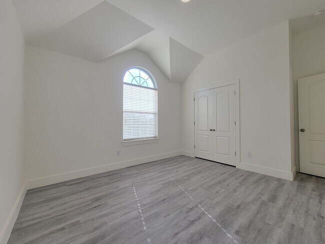 Building Photo - 405 Darkwoods Dr