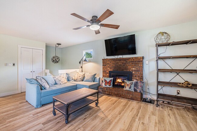 Building Photo - 5 Bedroom House on Large Lot in Scotch Pines