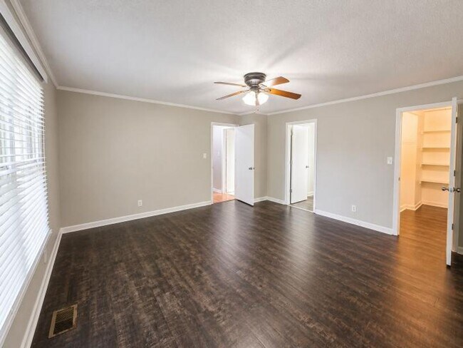 Building Photo - MOVE-IN SPECIAL!! $250 OFF First Month