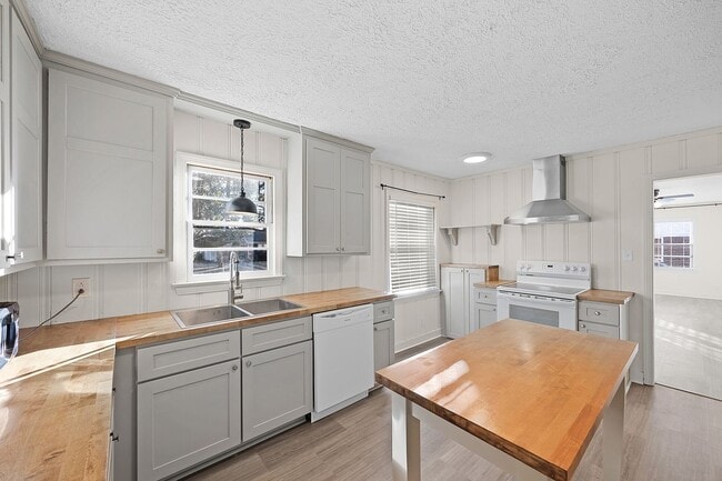 Building Photo - **AVAIL. NOW** The perfect blend of style ...
