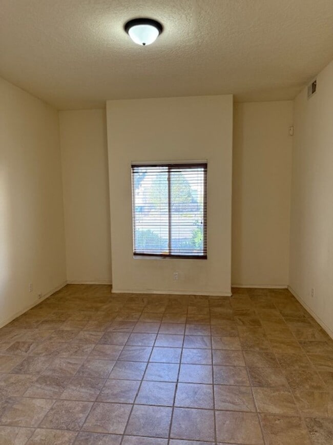 Building Photo - Spacious 3 Bedroom 2 Bathroom and 2 Car Garage in beautiful NE Heights Neighborhood !