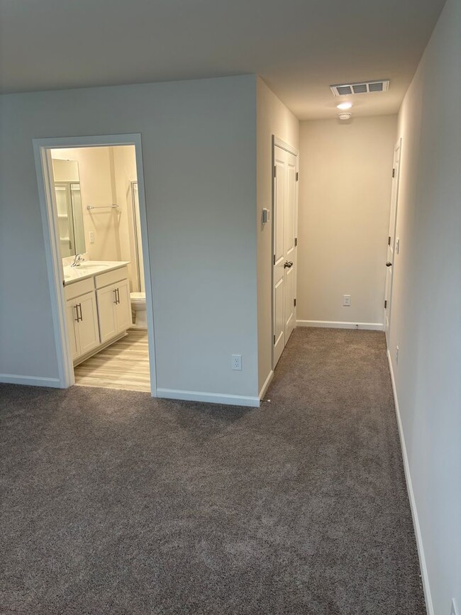 Building Photo - Brand New End-Unit Townhome in Charlotte!