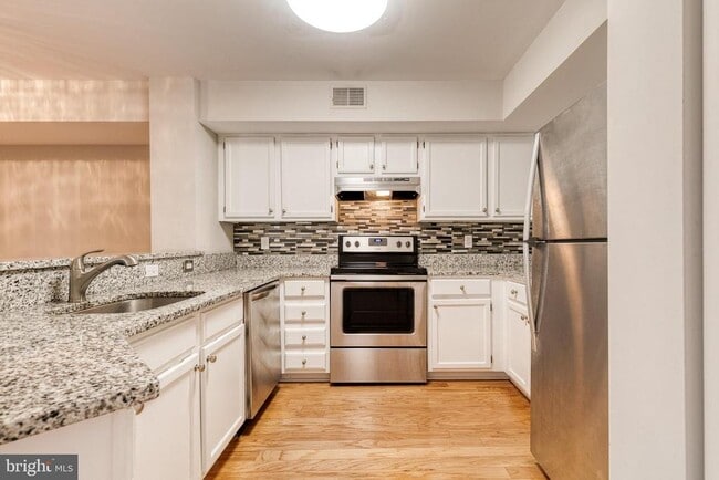 Building Photo - 20 Sandstone Ct