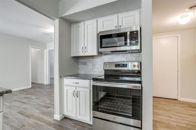Building Photo - Amazing Home in Western Hills- 3 bed, 1.5 ...