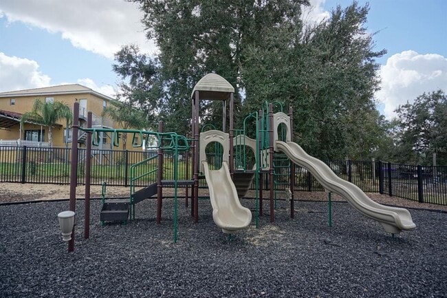 Building Photo - 253 Mandovi St