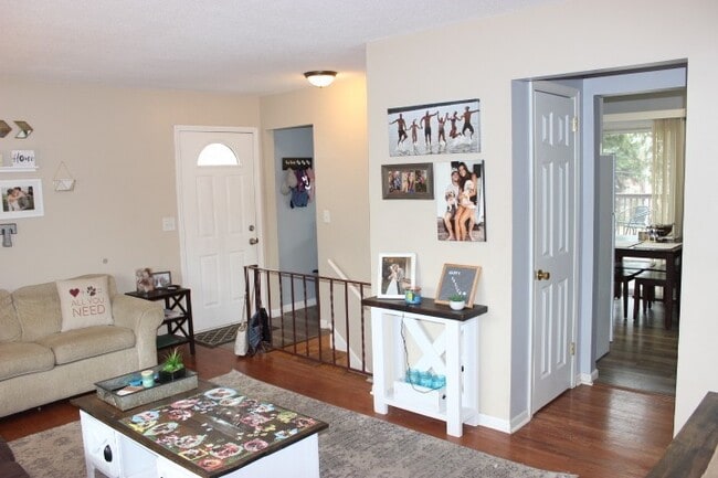 Building Photo - New Hope SidexSide, Walk out Deck, In Unit Laundry, 1 Car Garage