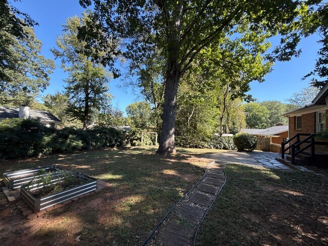 Building Photo - 3-Bedroom Home in Montclaire!
