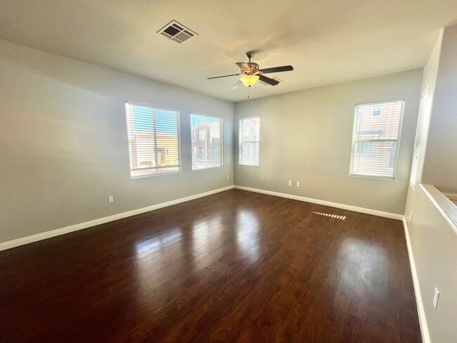 Building Photo - **$800 OFF MOVE IN BY 11/14/25**Spacious T...
