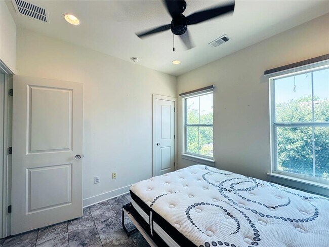 Building Photo - 2716 Halcyon Dr