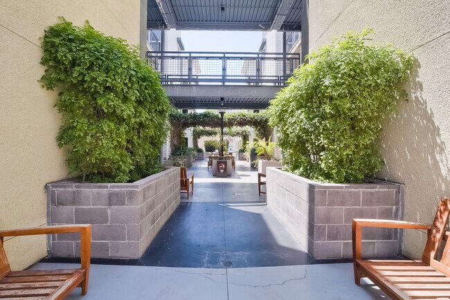 Building Photo - 777 6th Ave