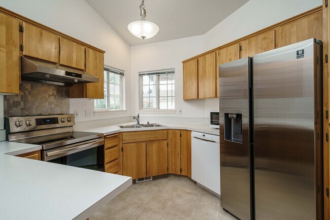 Building Photo - 2 Bedroom 2 Bath Single Level Move In Read...