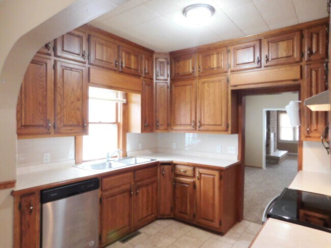 Building Photo - 4 Bedroom Home in El Dorado minutes from Down Town!