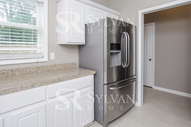 Building Photo - Charming 3 BR, 2.5 BA home awaits new residents