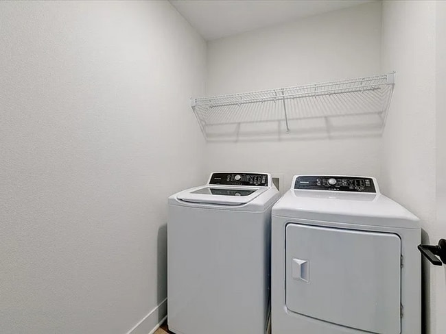 Building Photo - Charming 3-Bed Townhome in Prairie Trail