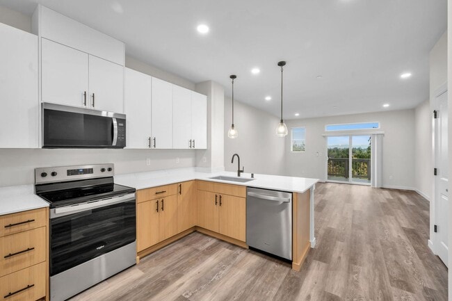 Building Photo - Brand New Townhomes - North Lynnwood!