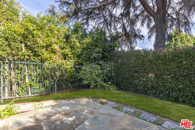 Building Photo - 1557 N Stanley Ave