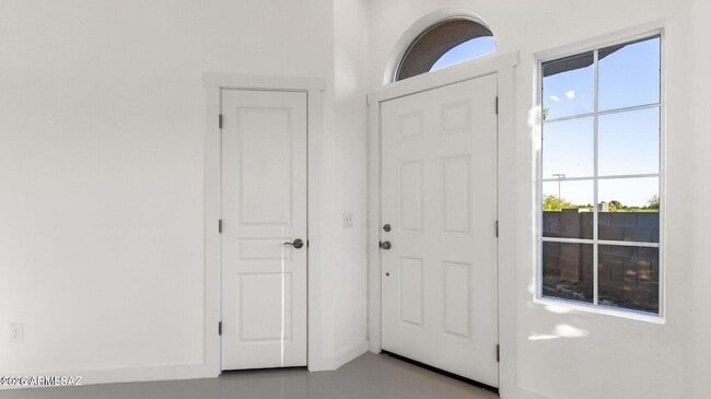 Building Photo - 574 Duchess Dr