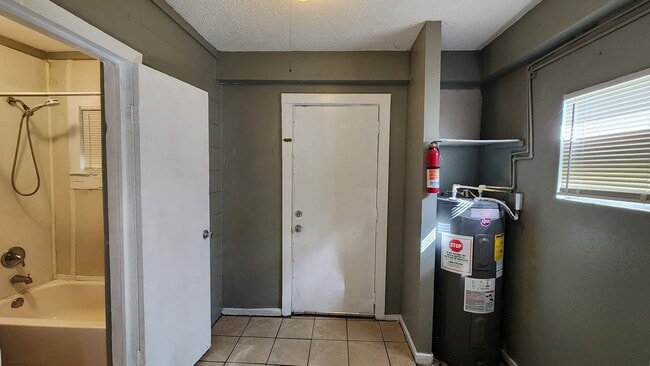 Building Photo - 1120-1122 W Austin St
