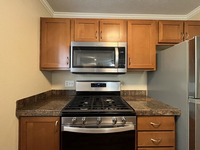 Building Photo - Spacious 904 Sq Ft Home in Bethany with Garage Parking, Washer/Dryer & Modern Kitchen Features