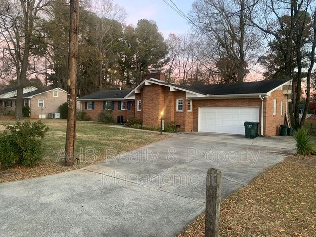Building Photo - 2404 Blanche Dr