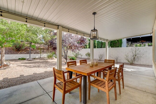 Building Photo - Popular Seven Hills Area, 1-Story, Complet...