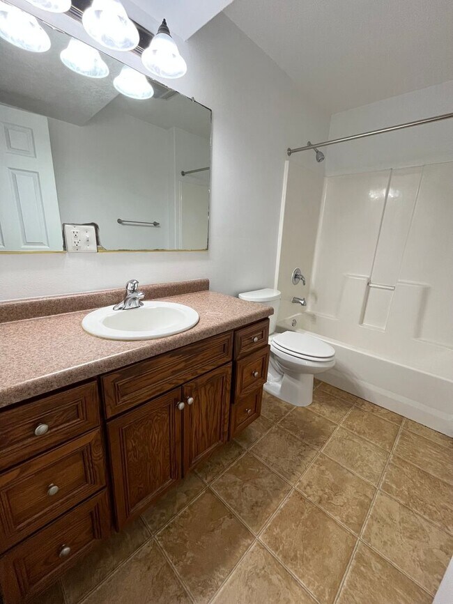 Building Photo - 3 Bed/2 Bath Home w/ Fenced in Yard!