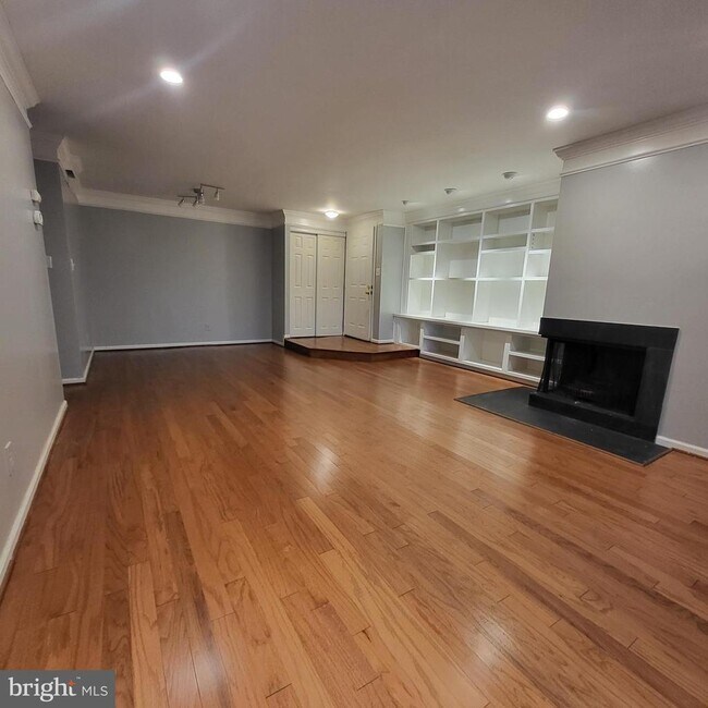 Building Photo - 5800 Cove Landing Rd