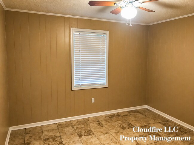 Building Photo - 207 James Cir