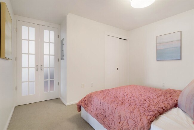 Building Photo - 2 Earhart St