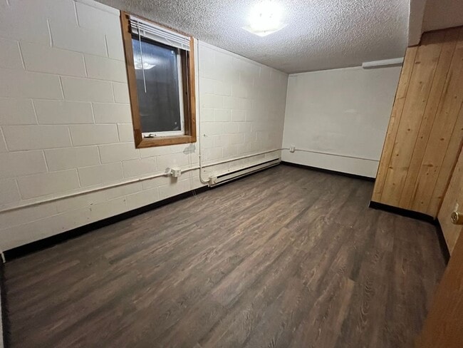 Building Photo - 602 8th St NE