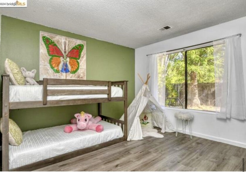 Building Photo - 1577 London Cir