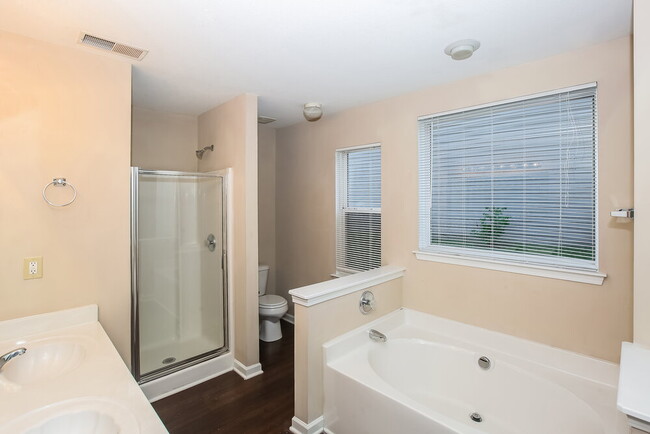 Building Photo - 6825 Goldenwillow Dr