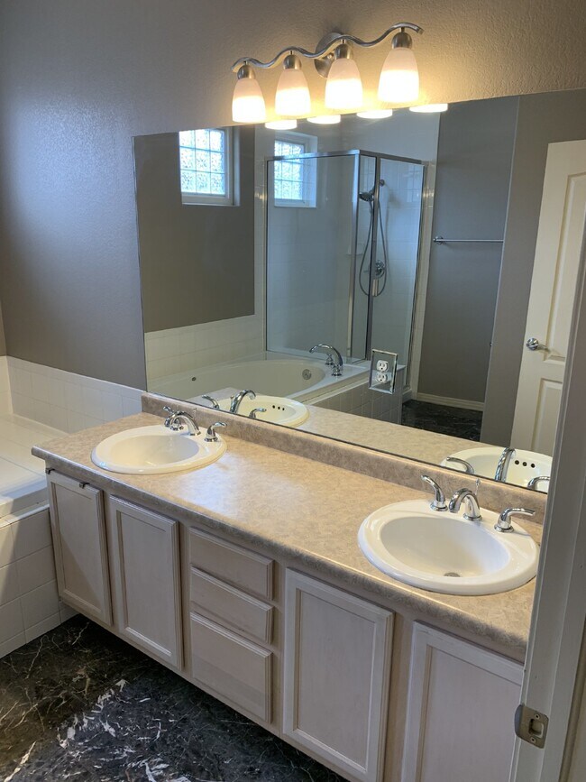 Building Photo - Beautiful Condo For Rent
