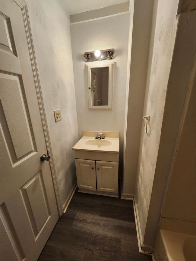 Building Photo - 2 Bedroom 1 Bathroom Single Family home