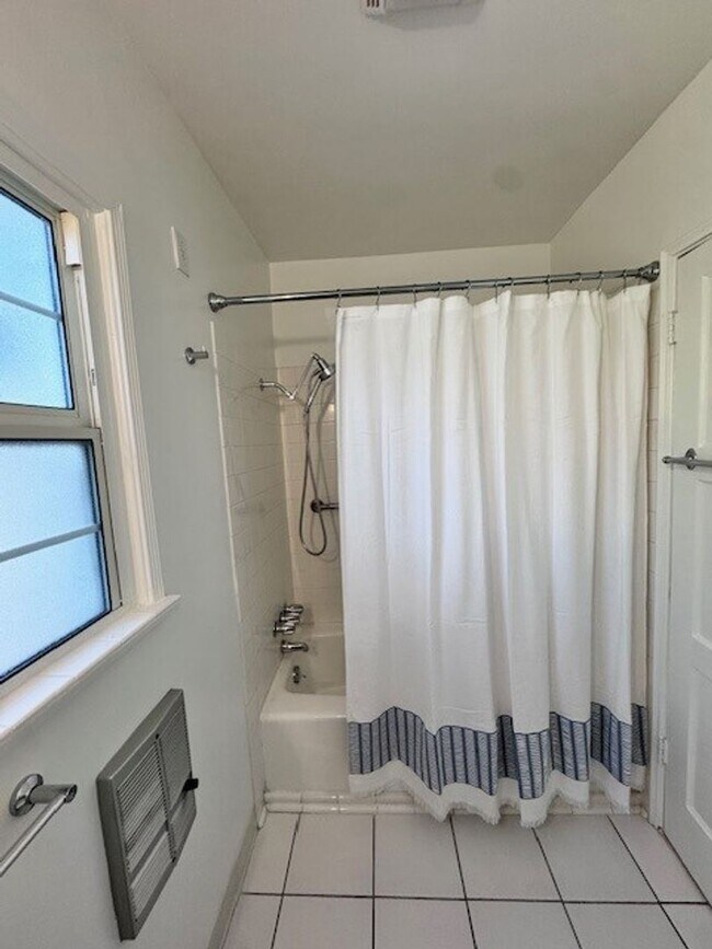 Building Photo - One bedroom, one bath in La Crescenta