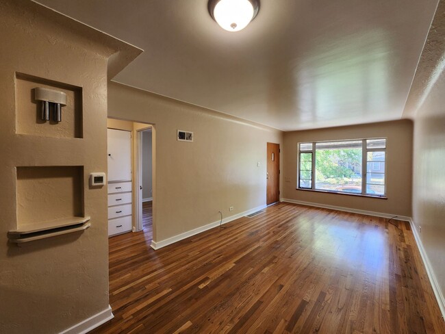 Building Photo - 2 Bed 1 Bath Unit In Great Location of Den...