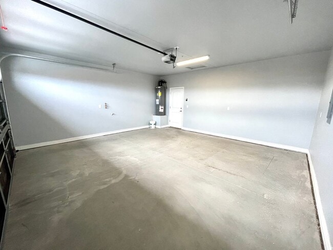 Building Photo - Beautiful 3 Bedroom Townhome Near Kingman Hospital!