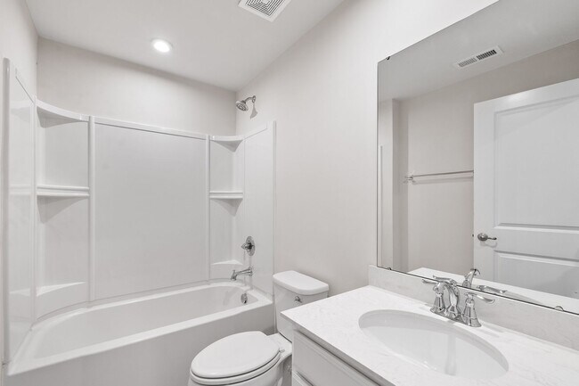 Building Photo - **End Unit 3/3 Townhome in Great Location**