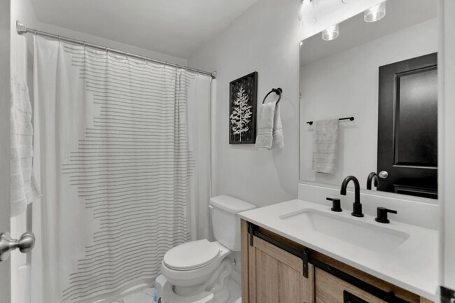 Building Photo - Charming 3-Bed home with 2.5 Baths in Fort...