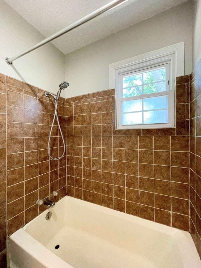 Building Photo - Nice 4 bedroom Home