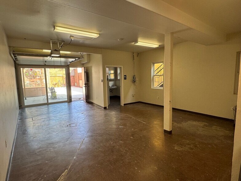 Building Photo - 1320 N Ventura Ave