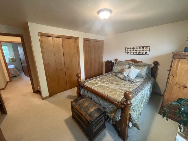 Building Photo - 3 Bed 2 Bath Duplex