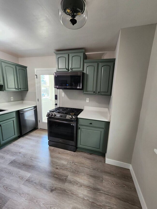 Building Photo - Newly Renovated 3-Bedroom Property in Prim...